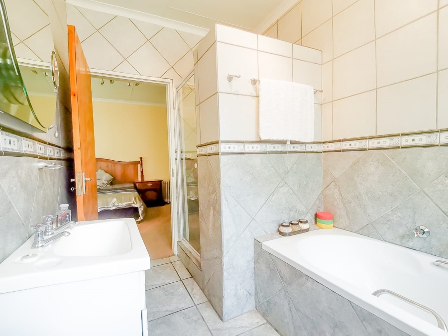 7 Bedroom Property for Sale in Parklands Western Cape
